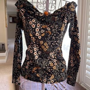 Cute scoop neck shirt in great condition!